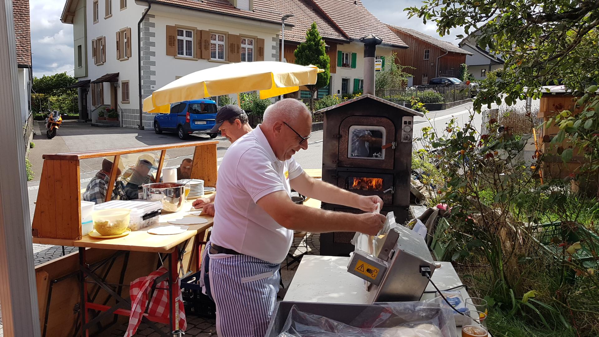 Dr Bruno produziert Teig am Laufmeter