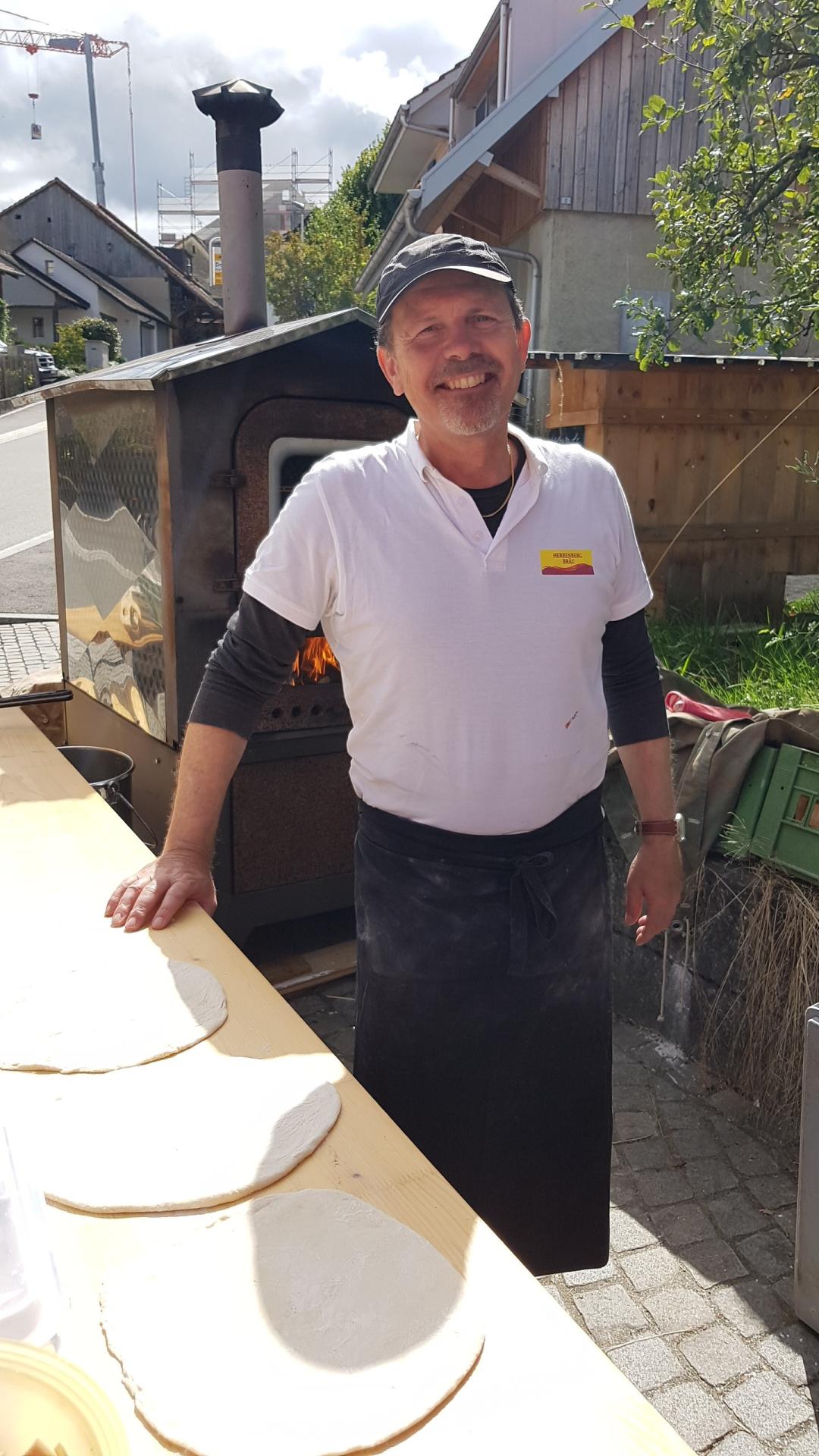 Dr Pizzaolo freut sich uf viel Arbeit am heisse Holzofe